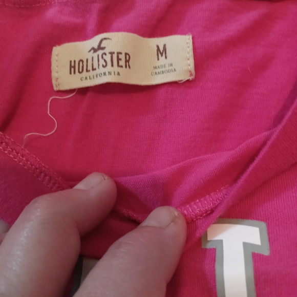 A Hollister shirt - Picture 3 of 4